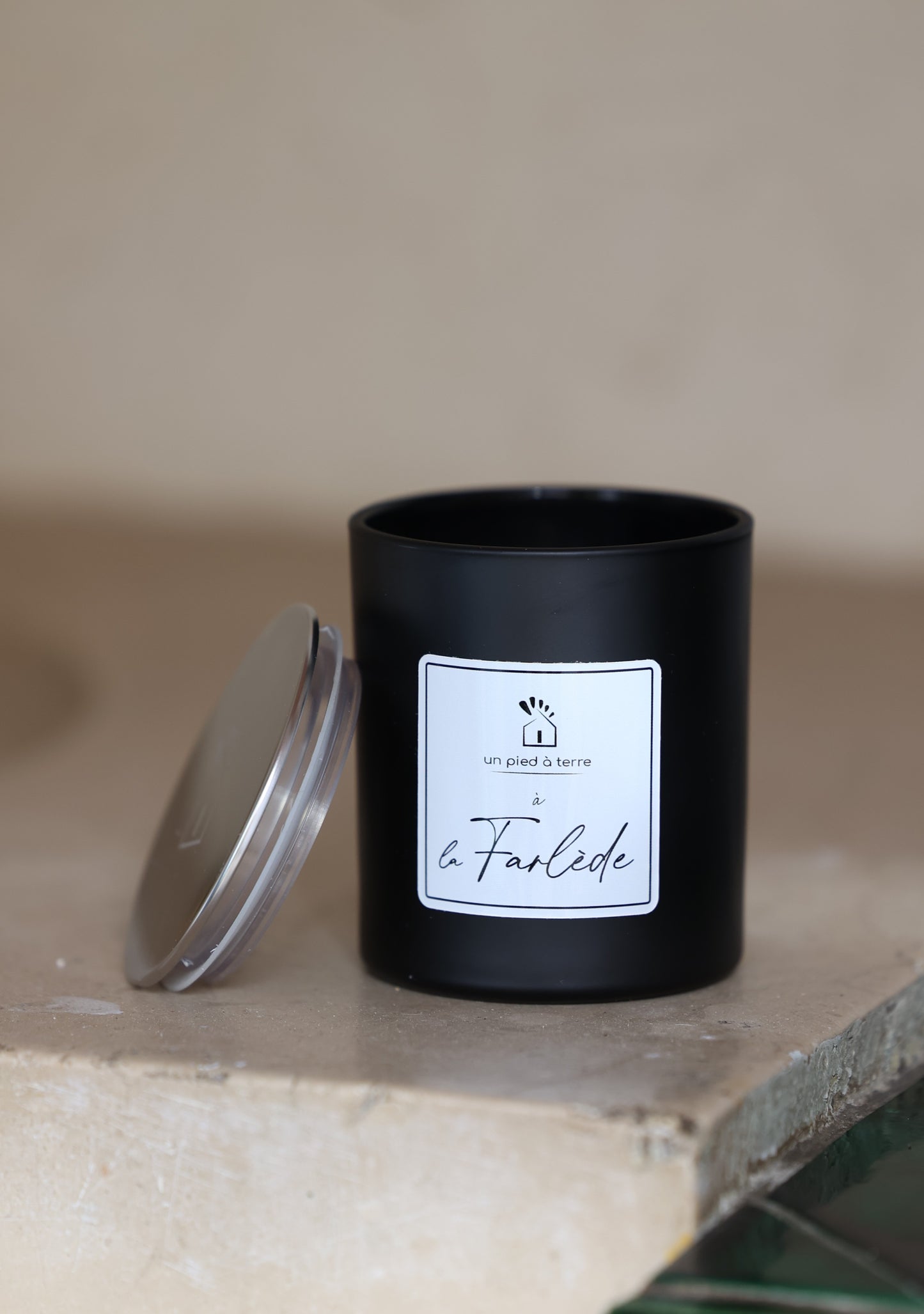 Bougie parfumée "Un Pied à Terre à la Farlède"