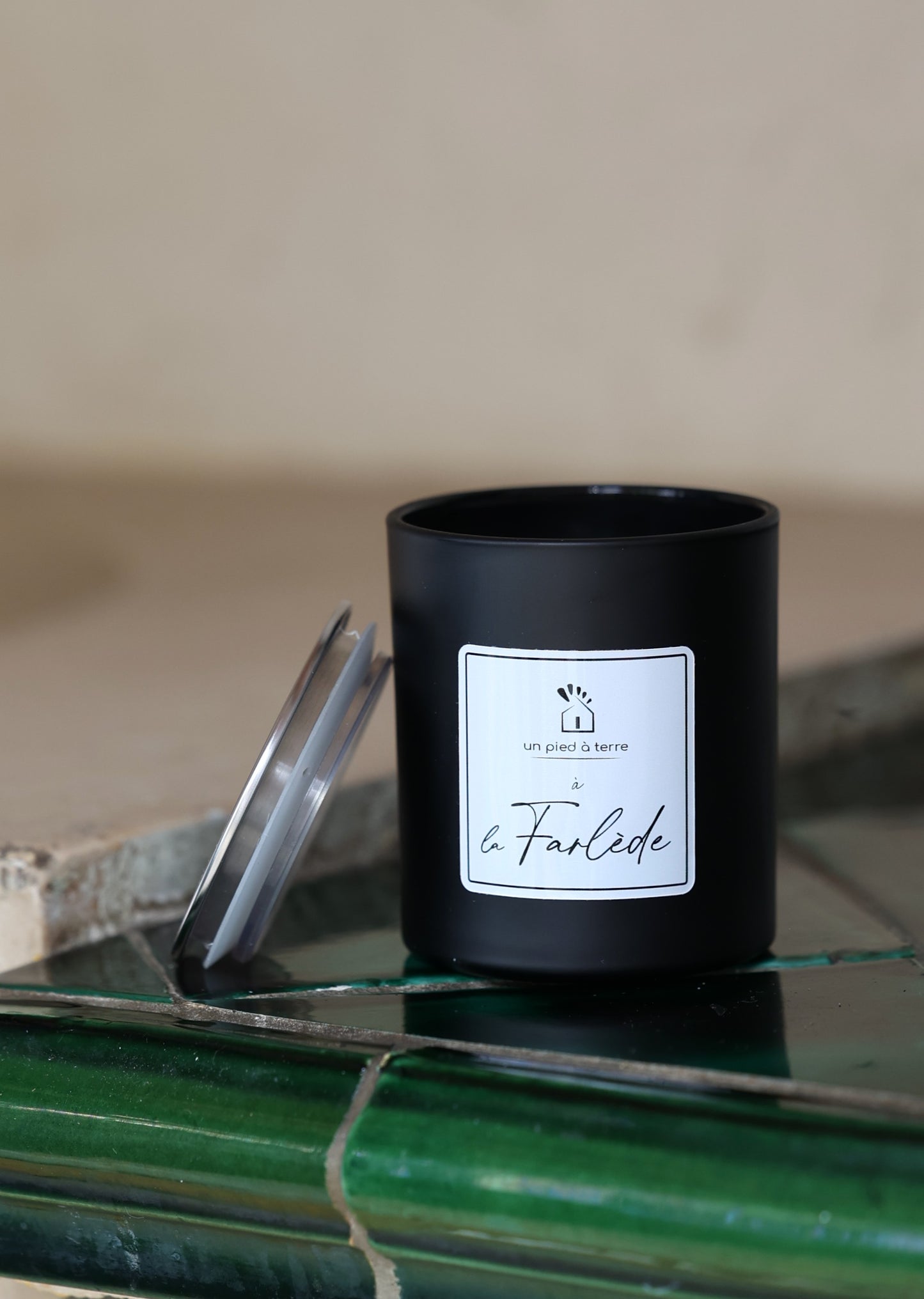 Bougie parfumée "Un Pied à Terre à la Farlède"